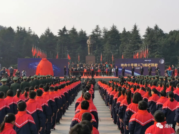 交接！在毛泽东同志诞辰前一天！