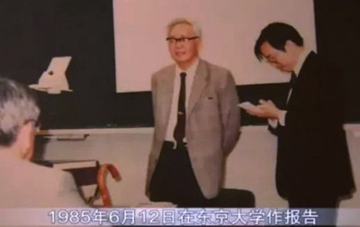 毛主席拍着他的肩膀说:“你也是苦出身,希望你为我们培养出些好学生来!”他做到了!