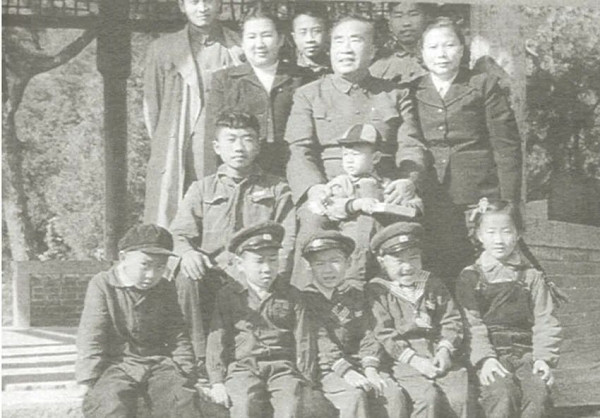 三年困难时期周总理劝毛主席吃点肉，主席反问“你吃了吗？”