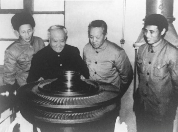 几十年前,那个登上《波士顿环球报》头版的青年是谁?