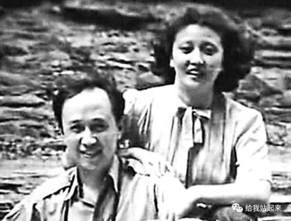 被美国软禁的钱学森发现一张毛主席合照,眼含热泪:这下有救了