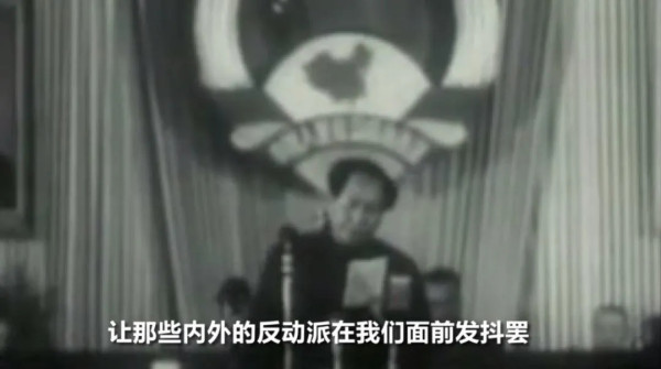 地铁上越来越多的年轻人开始读《毛选》