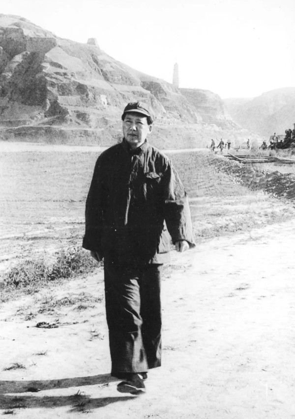 这个会上,王明表示要做毛主席的小学生,毛主席强调惩前毖后治病救人