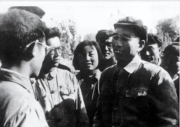 王震将军的这几张老照片,令谁汗颜?