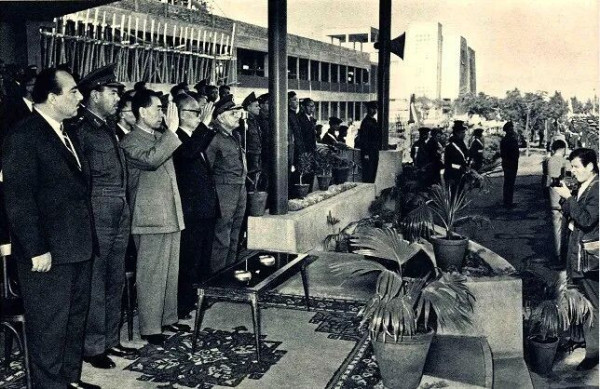 周恩来在中国与埃及建交前后