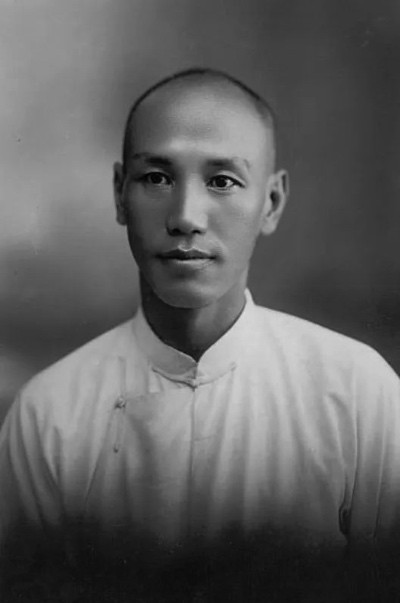 蒋介石有多下流?贴身秘书吐露真相:“白天干革命,晚上逛窑子”!