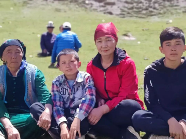 当身为护边员的学生妈妈一伸手，老师的眼泪就止不住了……