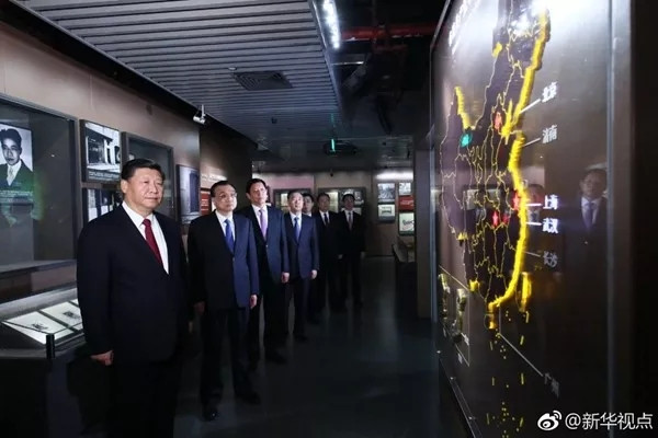 习近平瞻仰中共一大会址,从一大代表平均年龄27.7岁,体会“青年当自强”