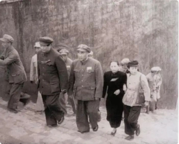 宋庆龄出席第一届人民政协会议,毛泽东穿中山装换皮鞋迎接