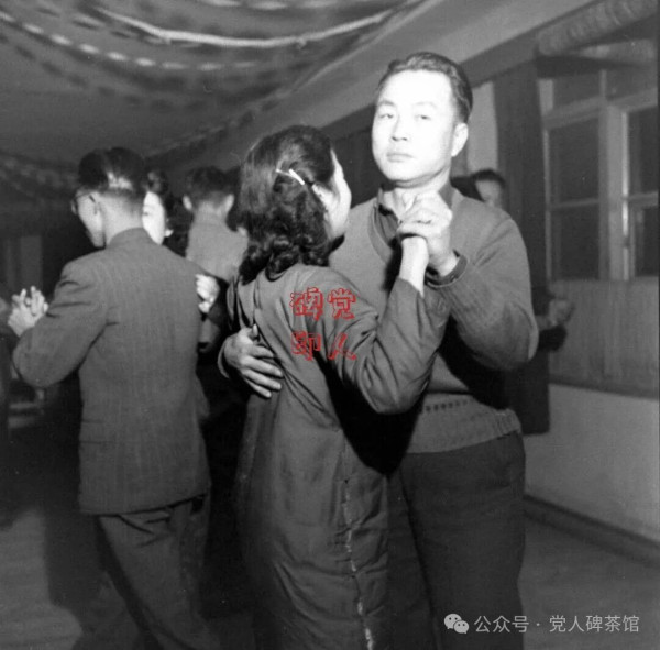 淮海战役中，为啥群众跟我们走，不跟他们走？