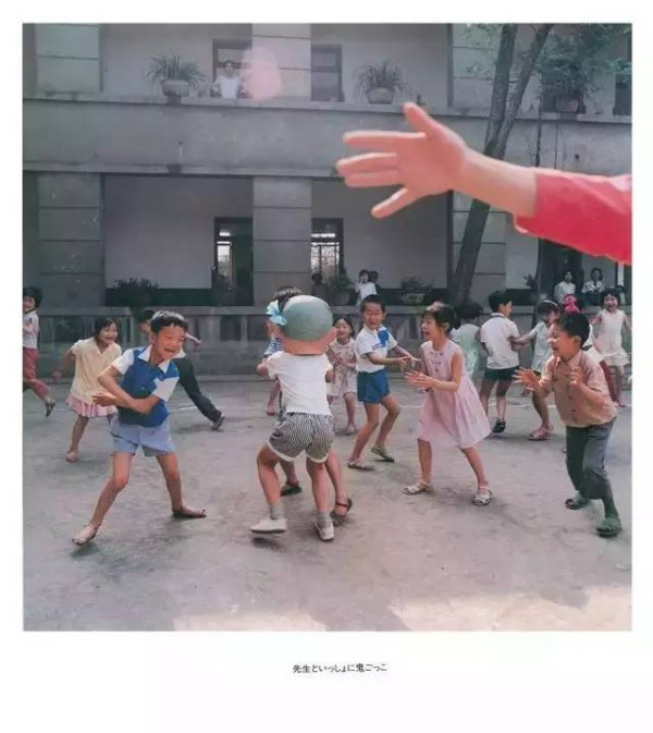 日本摄影家说:根本不用抓拍,1980年代的中国儿童每一个都那么纯真