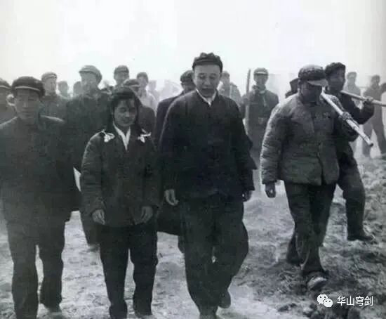王震将军的这几张老照片，令谁汗颜？