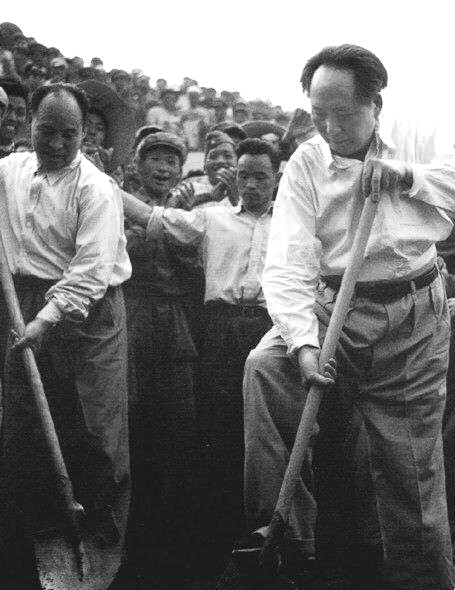 1958年 毛主席和我们一起修建十三陵水库