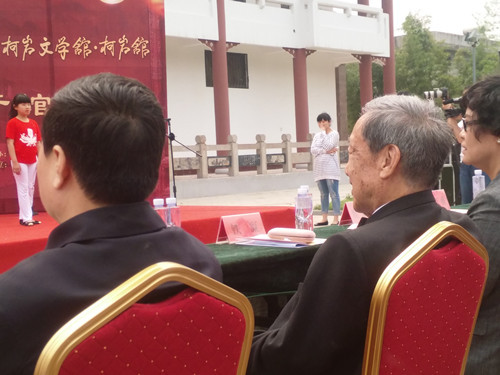 贺敬之看儿童表演柯岩诗歌露出欣慰的笑容_副本.jpg