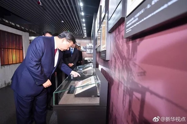 习近平瞻仰中共一大会址,从一大代表平均年龄27.7岁,体会“青年当自强”