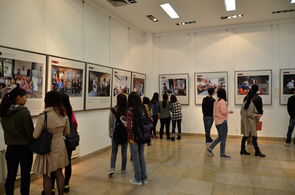 师生及部分老师家属都到现场观展.jpg