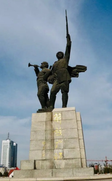巩怀书:仰望广场上的战士铜像