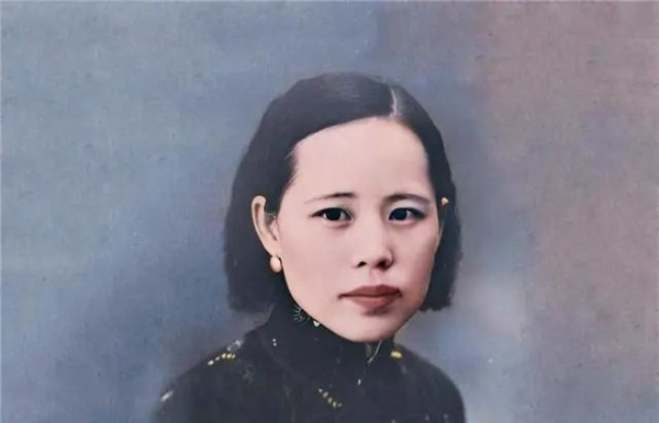 蒋介石有多下流？贴身秘书吐露真相：“白天干革命，晚上逛窑子”！