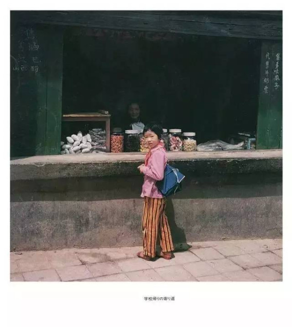 日本摄影家说:根本不用抓拍,1980年代的中国儿童每一个都那么纯真