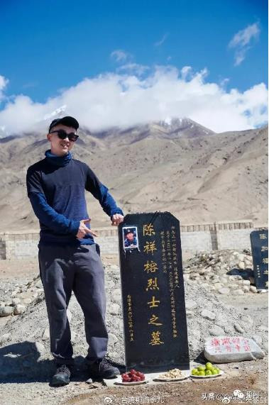烈士陵园摆“开枪”手势侮辱英烈的“小贤”,果然是个反贼