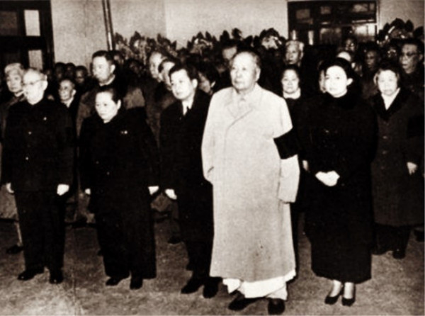 毛主席参加陈毅追悼会,在一副挽联前问:这个人来了吗?