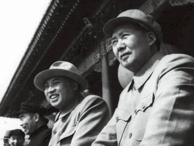 新中国成立后,毛泽东观看国庆阅兵时说了什么