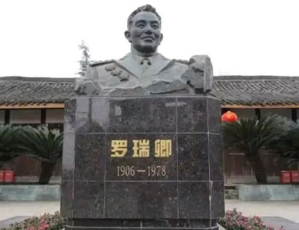 罗瑞卿发怒：“不准坐霸王车、吃霸王饭、看霸王戏！”