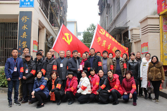 修水县环卫局到县二小开展“红色志愿服务,我参与”主题党日活动