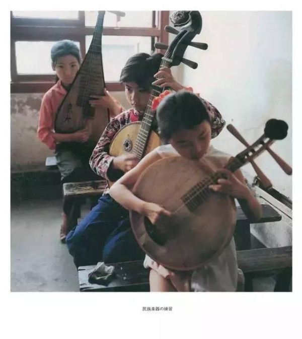日本摄影家说:根本不用抓拍,1980年代的中国儿童每一个都那么纯真