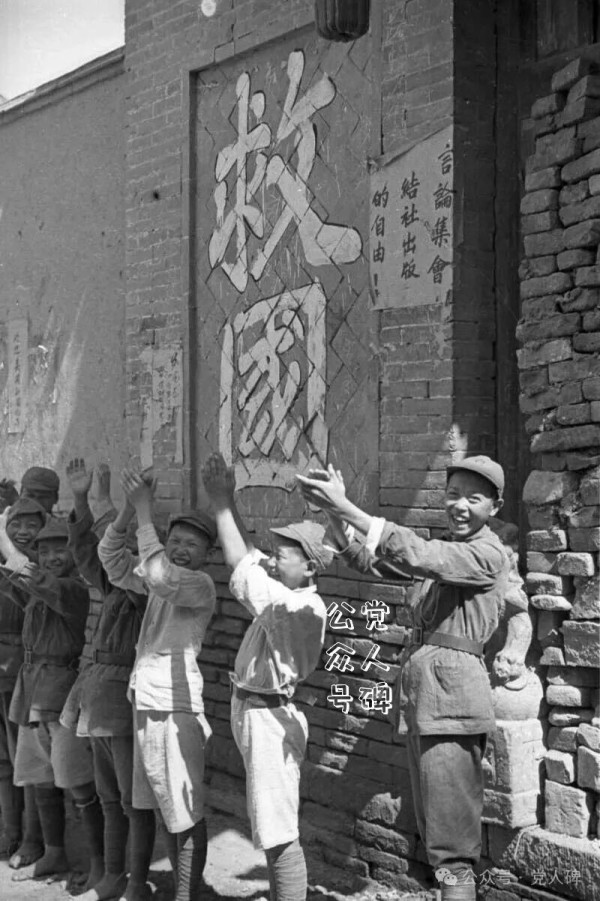 党人碑：从日本侵华时的奴化教育看课本为啥必须讲政治？