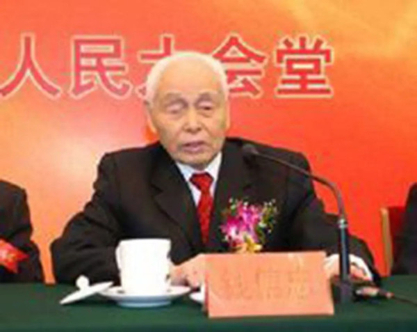 两任卫生部部长的开国少将,响应毛主席号召积极推广“赤脚医生”模式