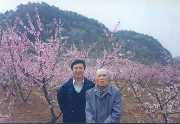 《谁是最可爱的人》诞生拾絮——纪念抗美援朝中国人民志愿军出国作战五十周年访魏巍