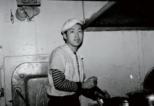 核潜艇90昼夜极限航行中付出巨大牺牲的三位英雄厨师
