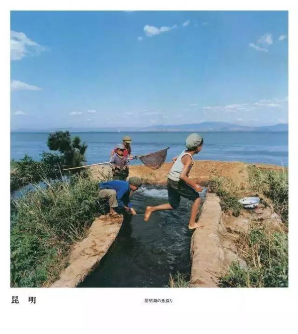 日本摄影家说:根本不用抓拍,1980年代的中国儿童每一个都那么纯真
