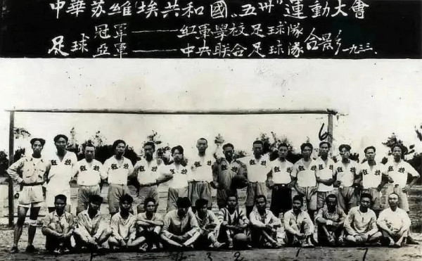 烽火中的红色足球，场面之热烈堪比今日火爆的“苏超”