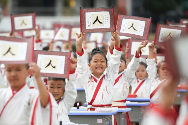 当年觉得外国的月亮更圆的人，请再看看现在的中国