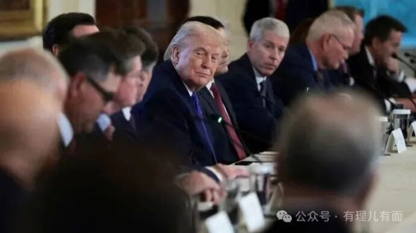 特朗普怒查石油巨头？“双簧”大戏，百姓买单