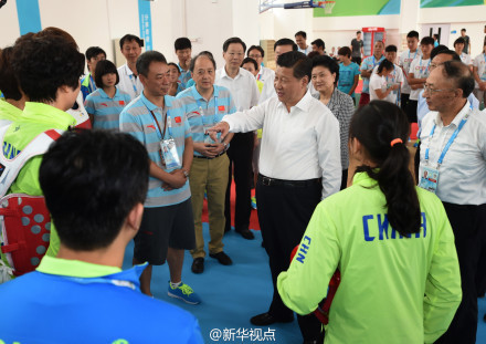 习近平看望青奥会中国体育代表团:我年轻时练过拳击
