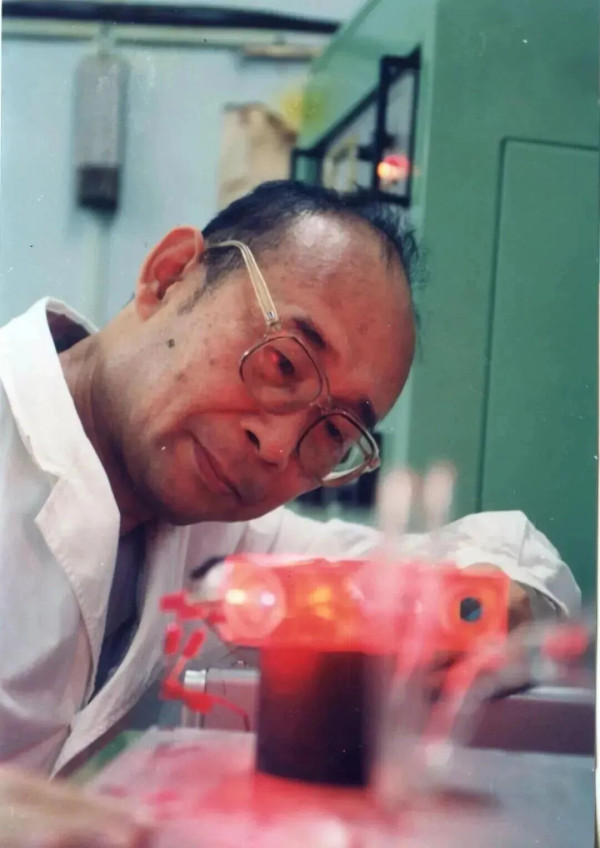 这位穿几元背心的老人，让中国导弹指哪儿打哪儿！